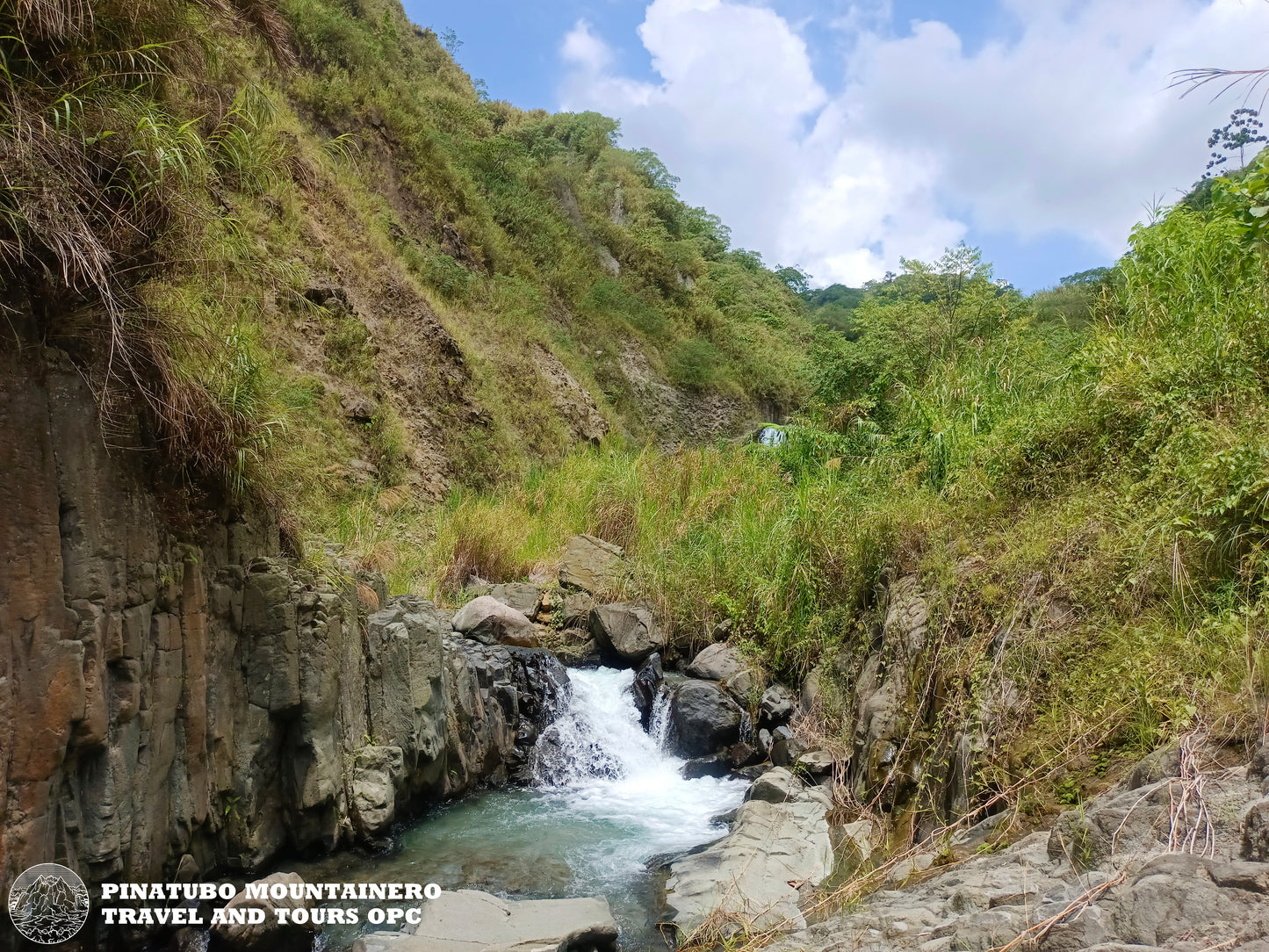 皮納圖博山 (Mt. Pinatubo) 途經伊納拉羅步道 (Inararo Trail) 和四輪傳動車和阿納安瀑布 (Ana-an Falls) - 私人團體遊克拉克(馬尼拉附加)